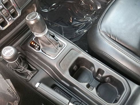 Used 2020 Jeep Wrangler Unlimited Sahara image 26