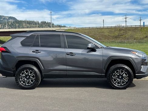 Used 2021 Toyota RAV4 XLE Premium image 2