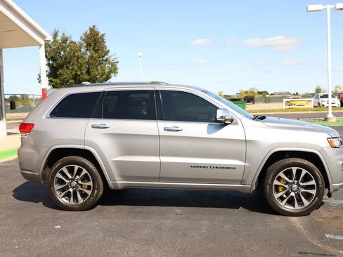 Used 2017 Jeep Grand Cherokee Overland AWD/4WD image 4