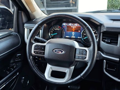 Used 2022 Ford Expedition XLT image 25