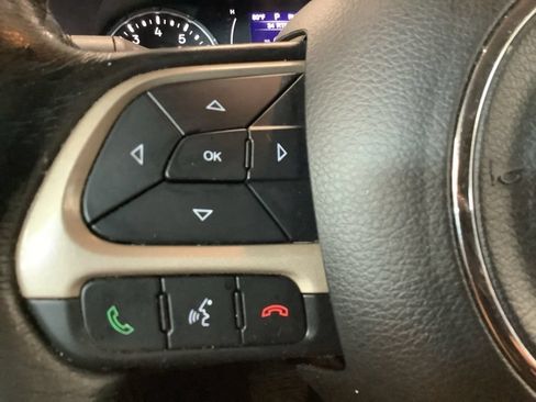 Used 2017 Jeep Renegade Latitude AWD/4WD image 24