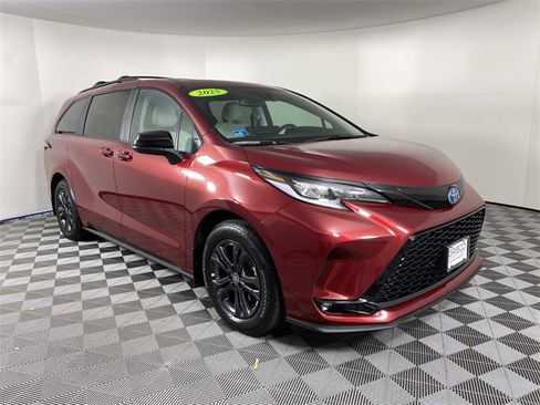 Used 2025 Toyota Sienna XSE image 1