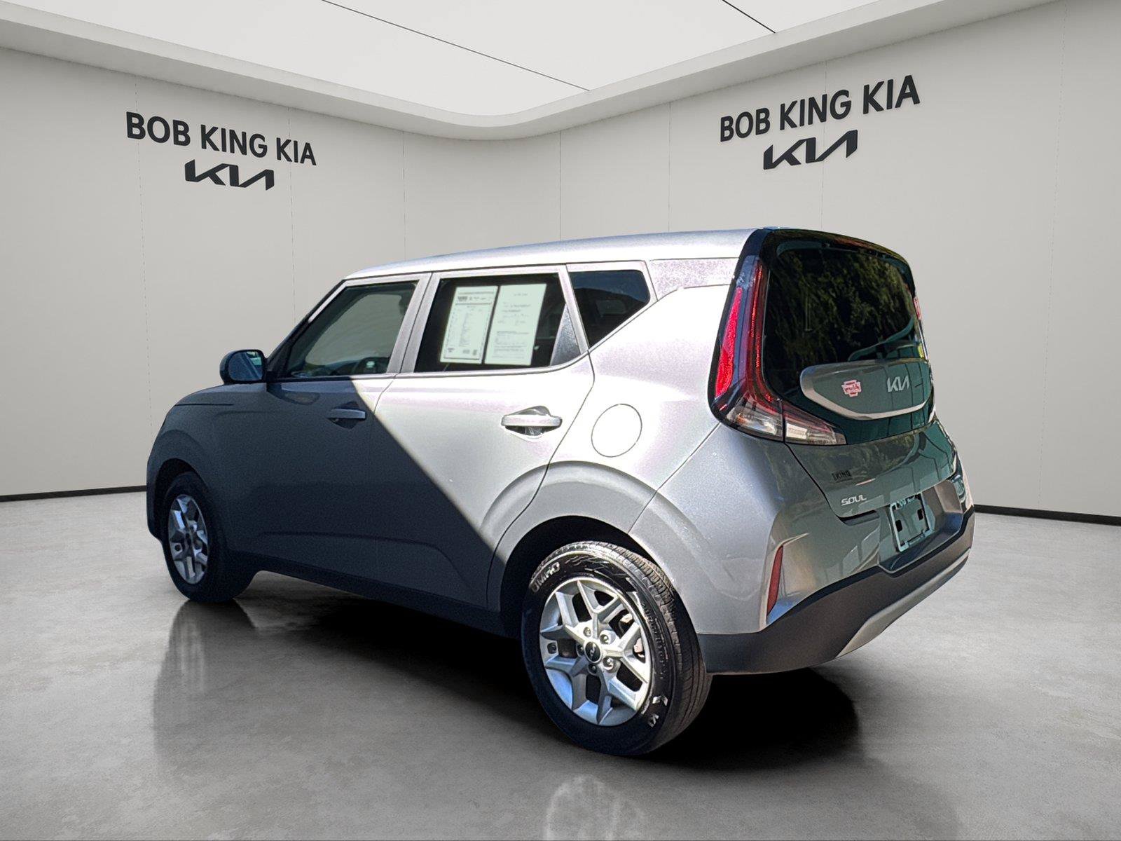 Used 2025 Kia Soul LX w/ LX Technology Package FWD image 3