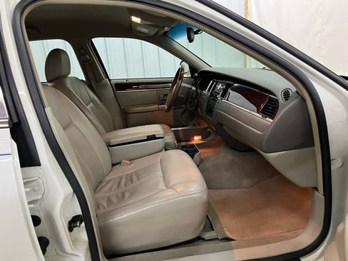 Used 2005 Lincoln Town Car Signature Limited RWD image 22