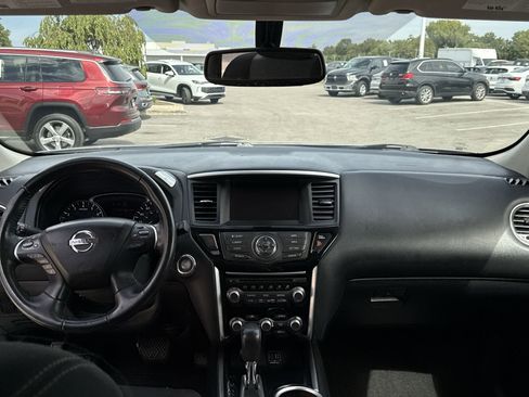 Used 2020 Nissan Pathfinder SV image 19