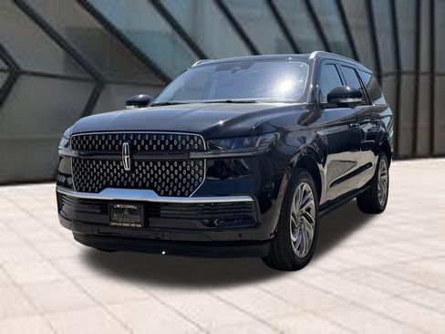 Used 2025 Lincoln Navigator Reserve AWD/4WD image 4