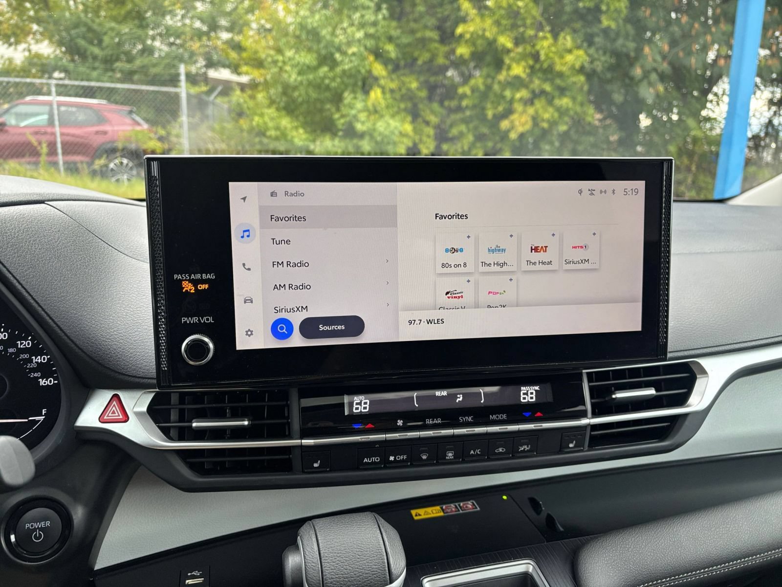 Used 2025 Toyota Sienna XLE FWD image 20