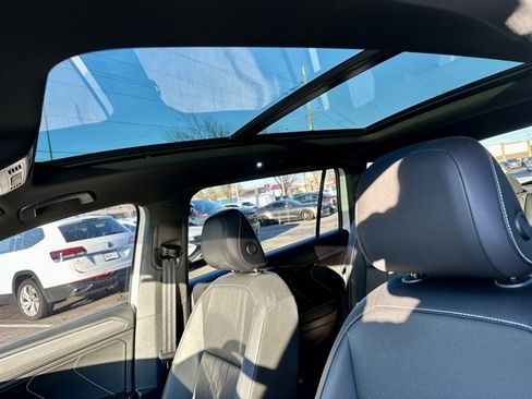 Used 2023 Volkswagen Tiguan SE R-Line image 14