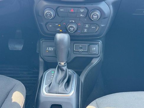 Used 2023 Jeep Renegade Latitude AWD/4WD image 16