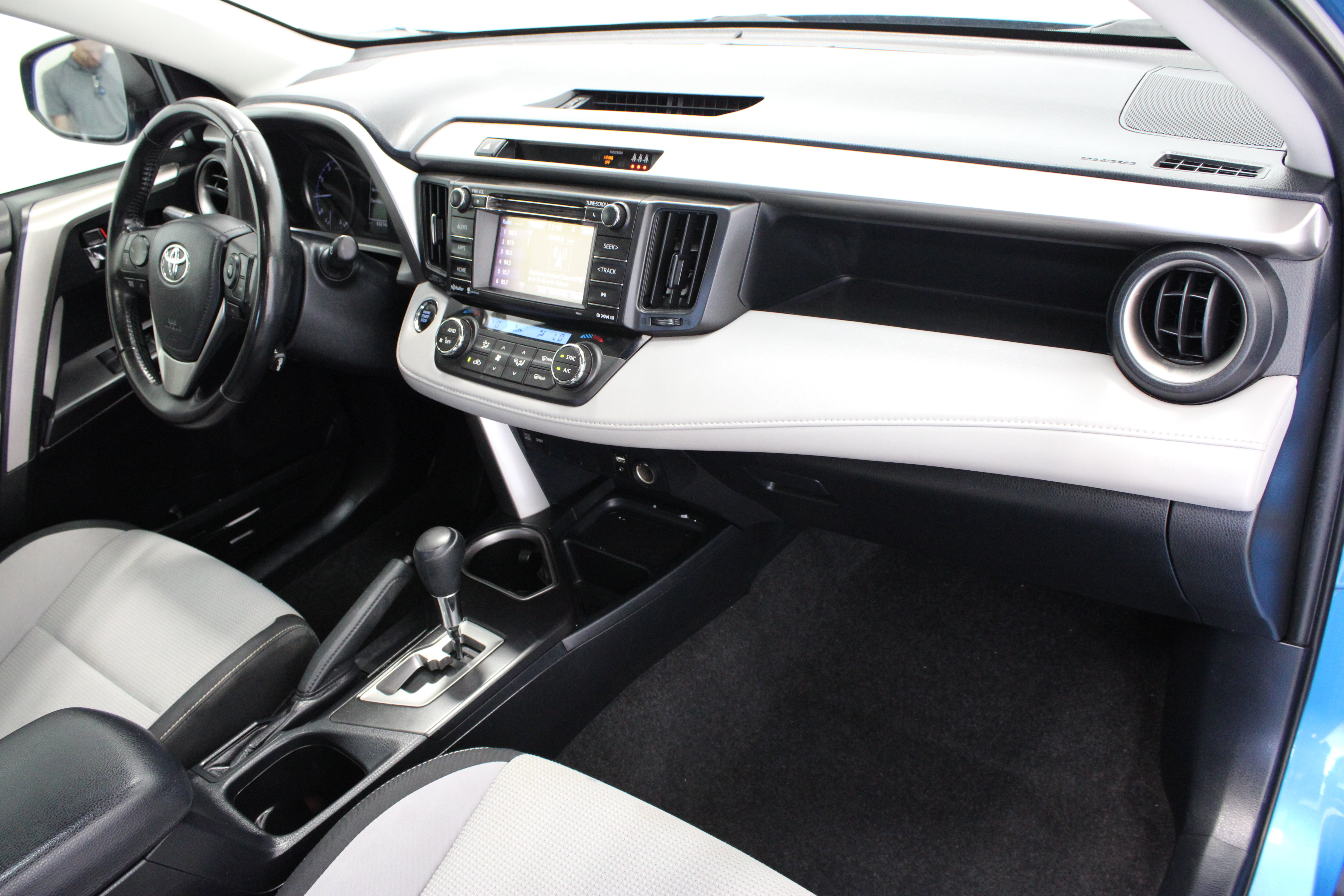 Used 2018 Toyota RAV4 XLE FWD image 36