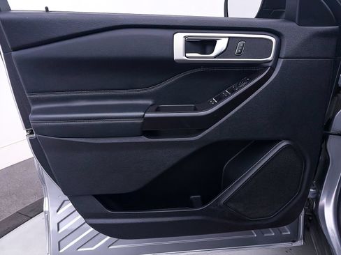 Used 2020 Ford Explorer XLT w/ Equipment Group 202A AWD/4WD image 12