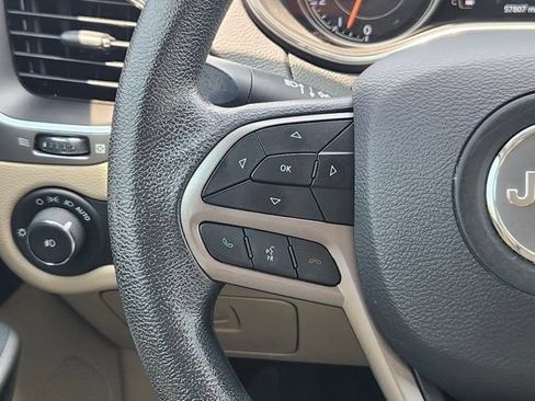 Used 2019 Jeep Cherokee Latitude w/ Popular Appearance Group FWD image 28
