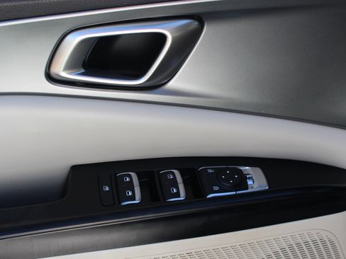 Certified 2024 Kia Carnival LX image 19