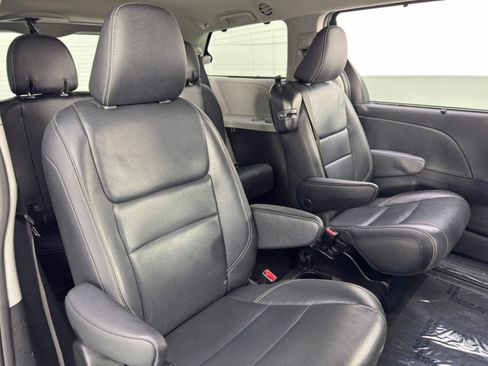 Used 2019 Toyota Sienna SE image 32