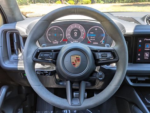 Certified 2025 Porsche Cayenne GTS AWD/4WD image 8