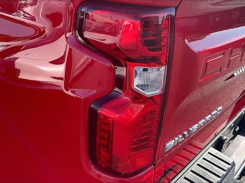 Used 2025 Chevrolet Silverado 1500 LT AWD/4WD image 24