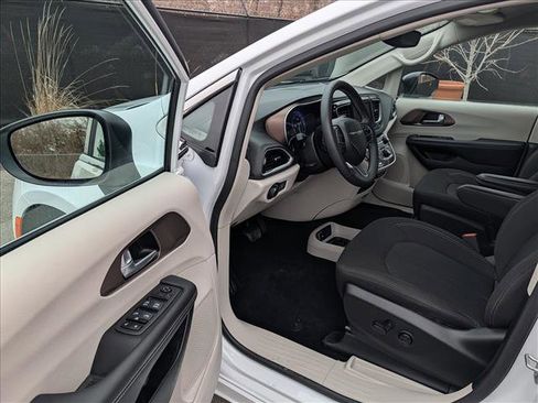 Used 2024 Chrysler Voyager LX image 28