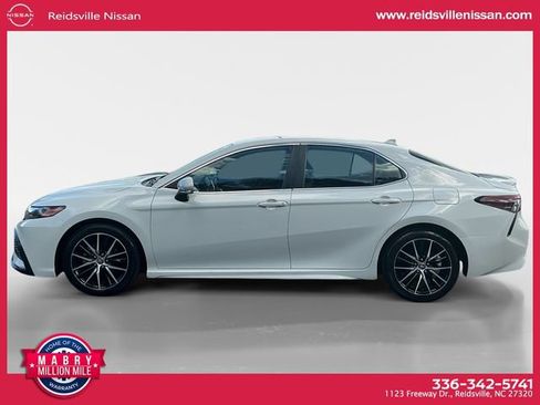 Used 2023 Toyota Camry SE image 3