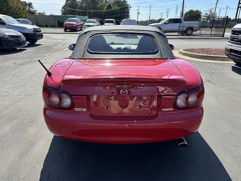 Used 2005 MAZDA MX-5 Miata w/ Convenience Pkg RWD image 6