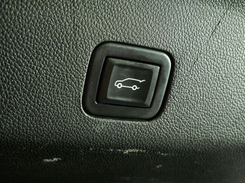 Used 2023 GMC Yukon XL SLT AWD/4WD image 37