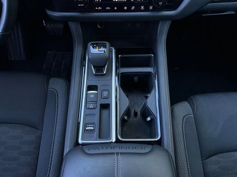 Used 2025 Nissan Pathfinder SV image 16