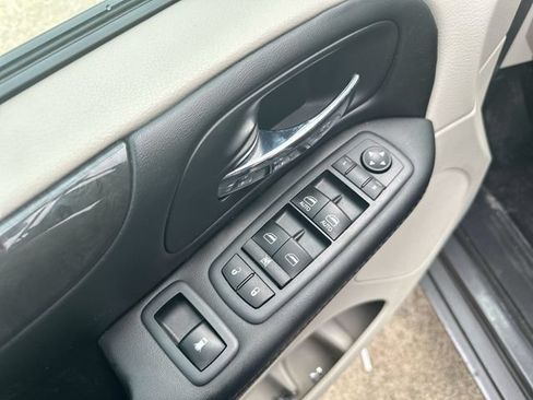 Used 2018 Dodge Grand Caravan SE w/ UConnect Hands-Free Group FWD image 24