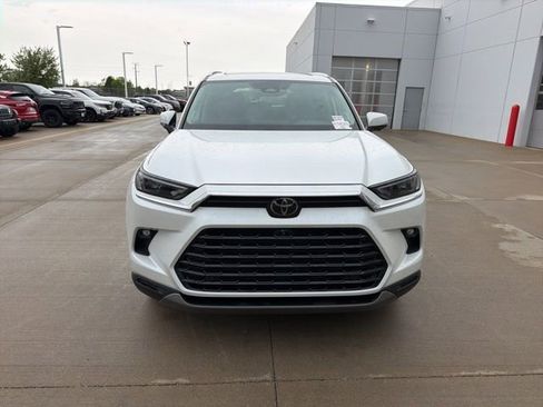 Used 2024 Toyota Grand Highlander AWD image 2