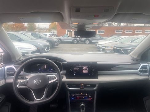 Used 2025 Volkswagen Taos SE image 33