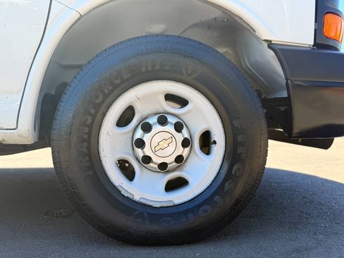 Used 2013 Chevrolet Express 2500 RWD image 32