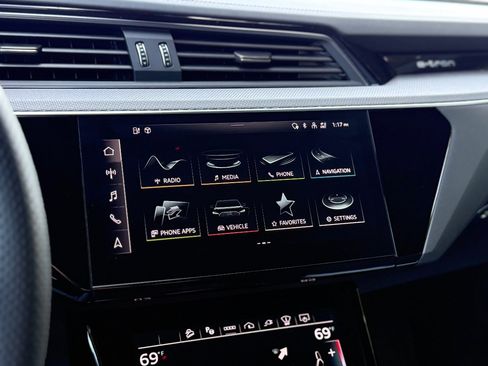 Used 2024 Audi SQ8 e-tron Prestige w/ Prestige Package AWD/4WD image 31