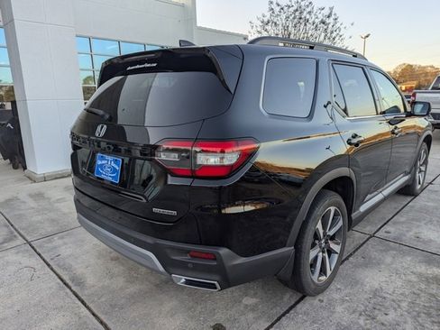 Used 2024 Honda Pilot Touring image 7