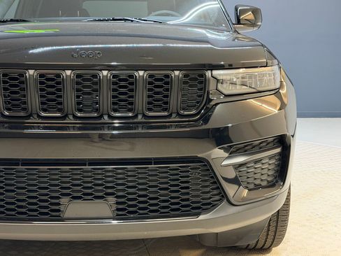 Used 2023 Jeep Grand Cherokee Altitude AWD/4WD image 12