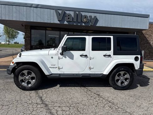 Used 2017 Jeep Wrangler Unlimited Sahara AWD/4WD image 3