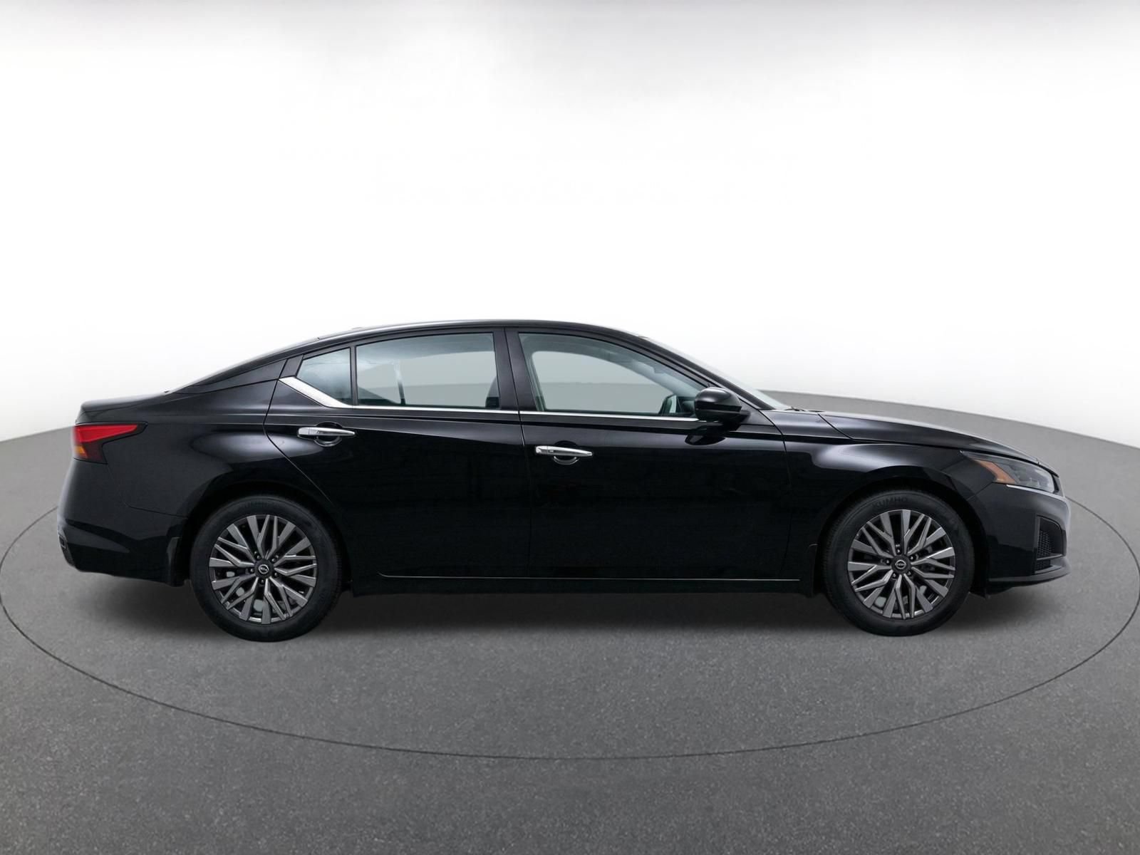 Used 2025 Nissan Altima 2.5 SV FWD image 9