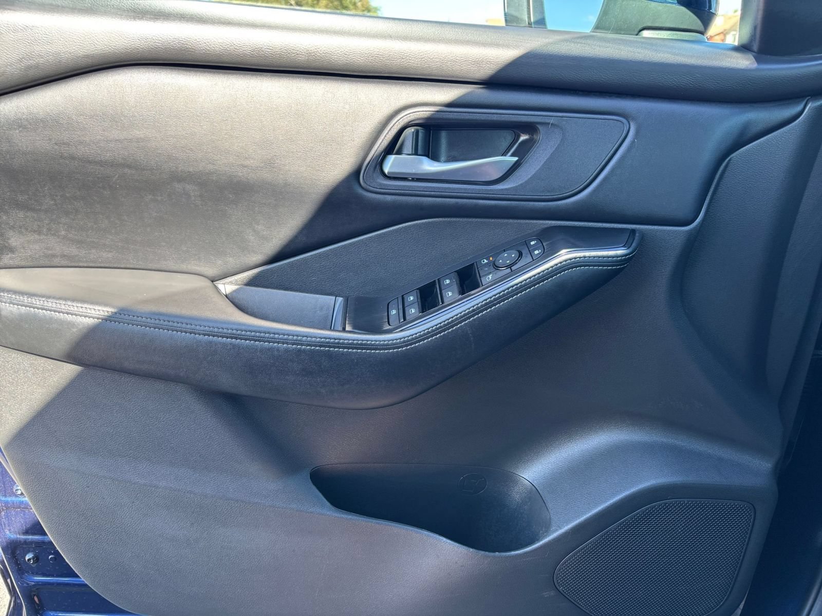 Used 2025 Nissan Rogue SV AWD/4WD image 18