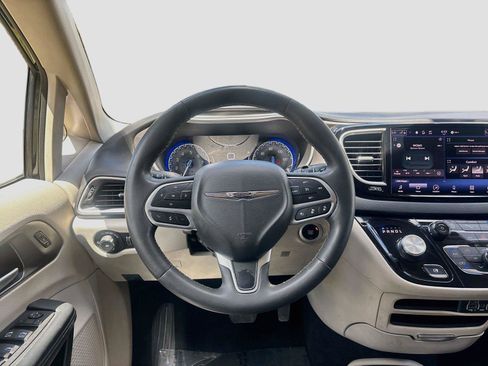 Used 2023 Chrysler Pacifica Touring-L FWD image 14