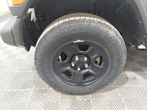 Used 2024 Jeep Wrangler Unlimited Sport AWD/4WD image 5