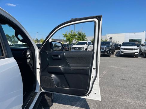Used 2018 Toyota Tacoma TRD Sport AWD/4WD image 53