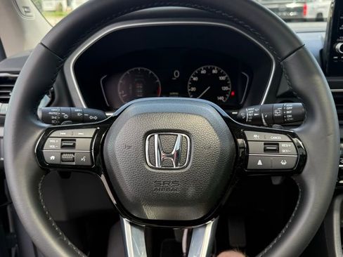 Used 2025 Honda Pilot Touring image 10