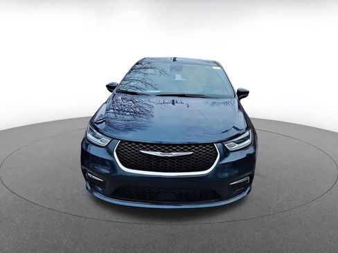 Used 2025 Chrysler Pacifica Select image 2