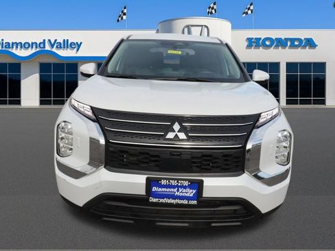 Used 2024 Mitsubishi Outlander ES image 2