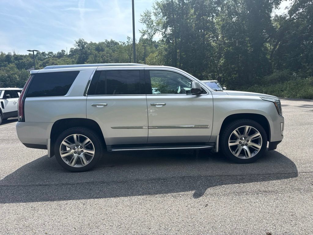 Used 2016 Cadillac Escalade Luxury AWD/4WD image 4