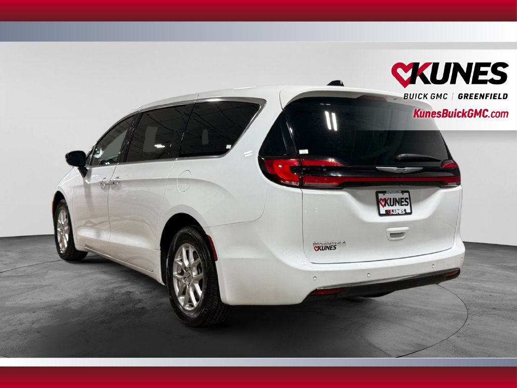 Used 2025 Chrysler Pacifica Select FWD image 8