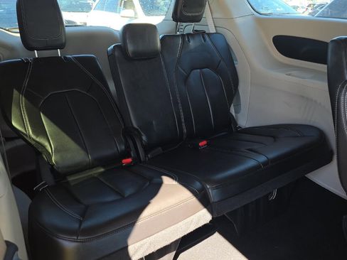 Used 2023 Chrysler Pacifica Touring-L image 15