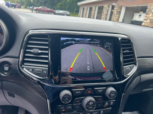 Used 2020 Jeep Grand Cherokee Altitude AWD/4WD image 16