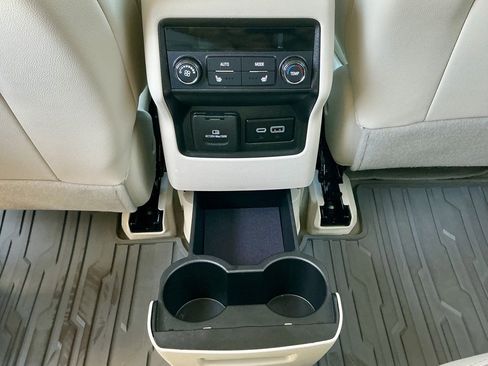 Used 2023 GMC Acadia Denali w/ Denali Technology Package image 34