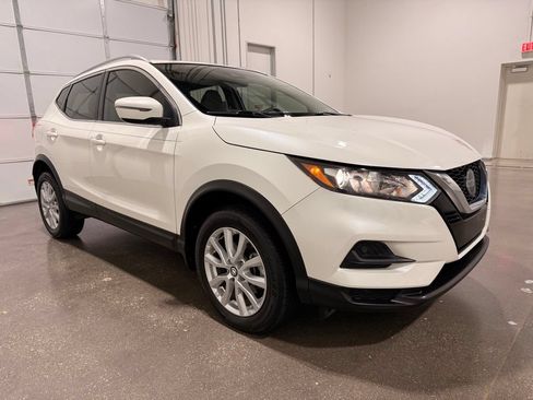 Used 2020 Nissan Rogue Sport SV FWD image 3