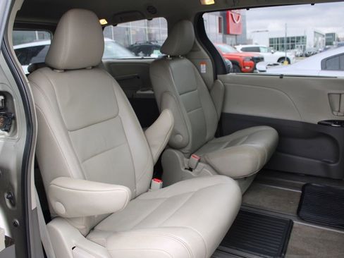 Used 2017 Toyota Sienna XLE Premium image 24