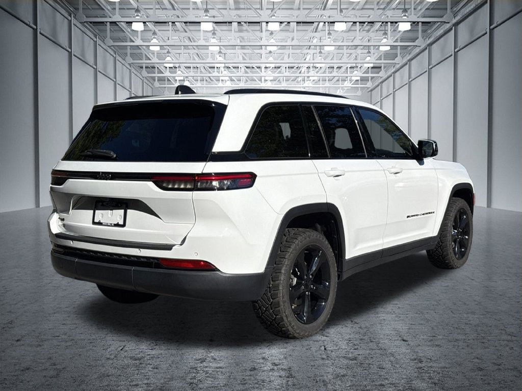 Used 2023 Jeep Grand Cherokee Altitude AWD/4WD image 7