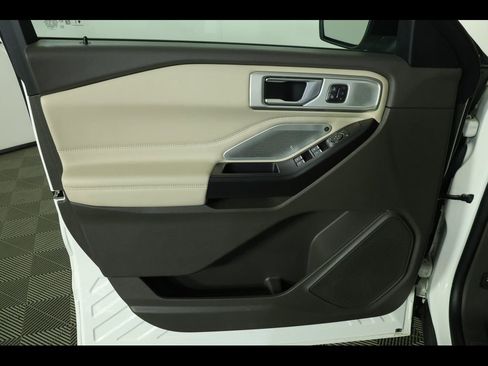 Used 2020 Ford Explorer Platinum w/ Premium Technology Package image 24